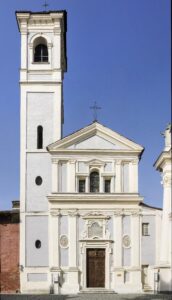 Facciata della chiesa di Sant'Agostino di Cherasco, la bellissima sede della Confraternita dei Battuti Bianchi.