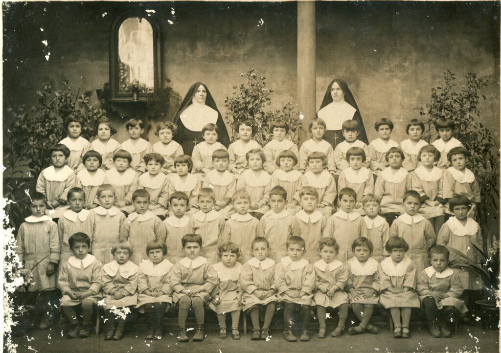 Foto dell'Asilo Infantile Urbano di Cherasco nel 1927